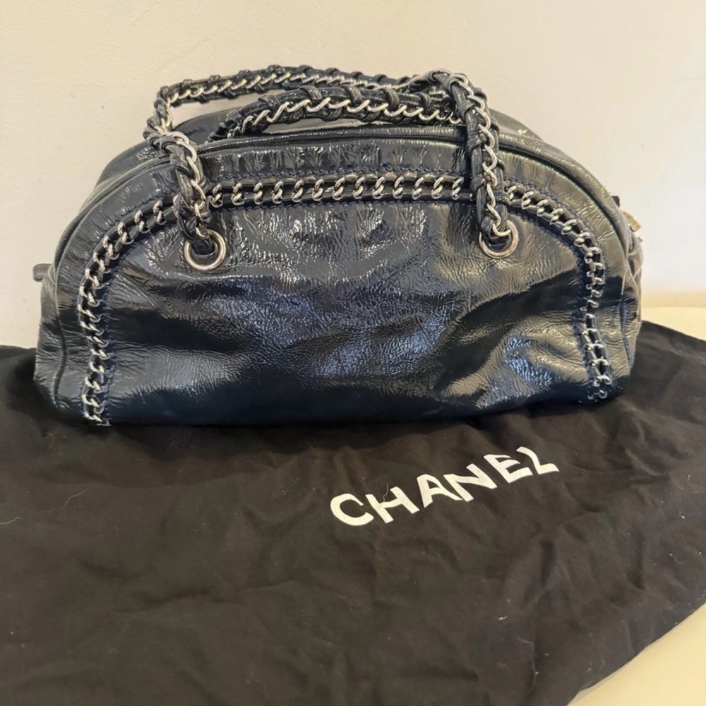 Authentic Chanel Navy Patent Bowling Bag
Chain Straps & Details zipper closure - Picture 2 of 16